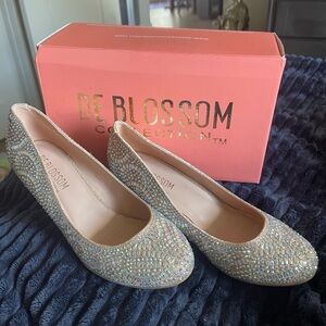 De Blossom Collection Gold Rhinestone Flats (NWOT)